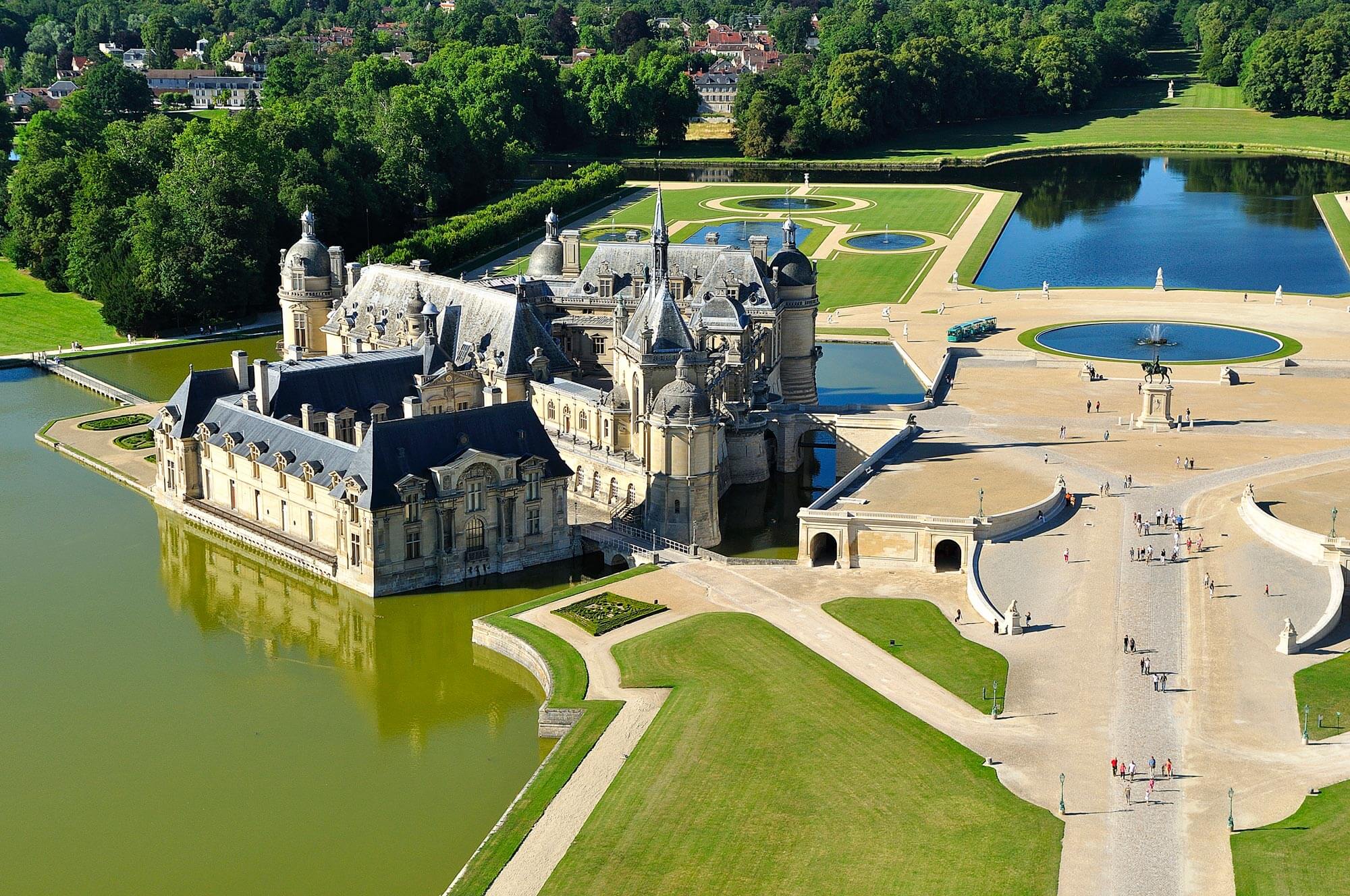 Visitez l'Oise et le château de Chantilly avec ses plans d'eau ©ETD