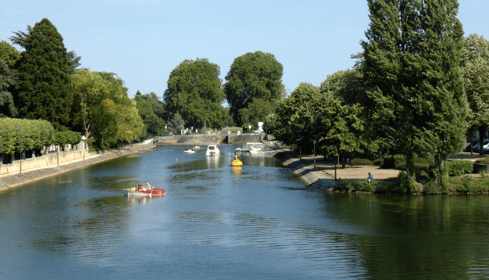 Baladez-vous en bateaux sur la canal de Berry qui traverse Vierzon ©My Loire Valley