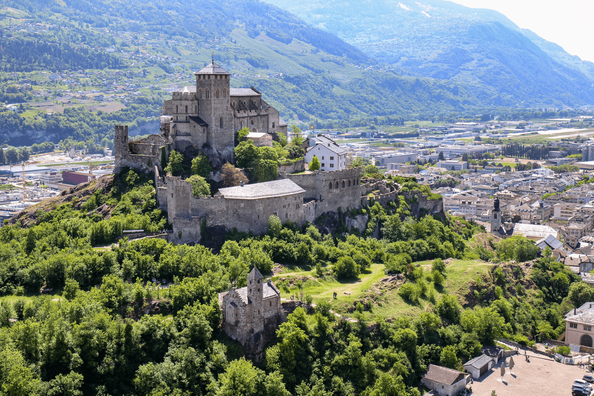 Vue aérienne sur le château de Sion dans le Valais Suisse © Expedia