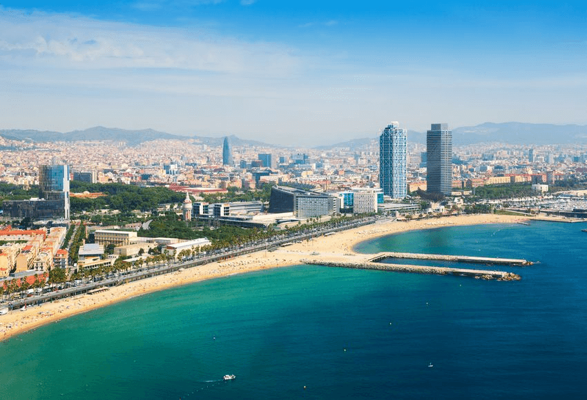 Vue aérienne sur Barcelone incontournable pour visiter l'Espagne © Sunlocation