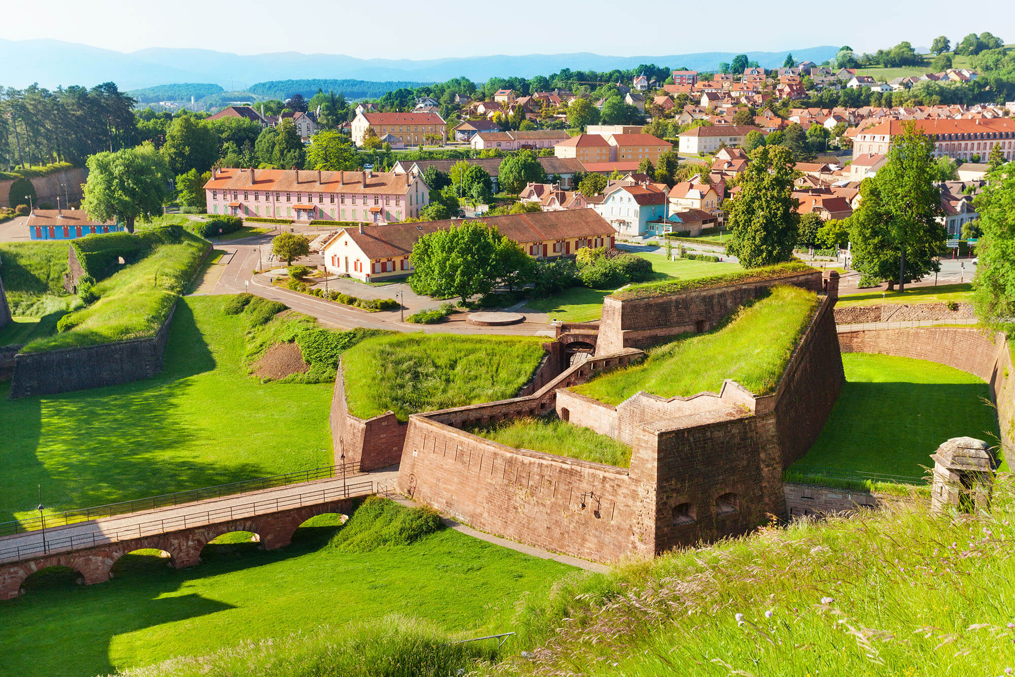 La citadelle de Belfort, recouverte de verdure ©Guide du Routard