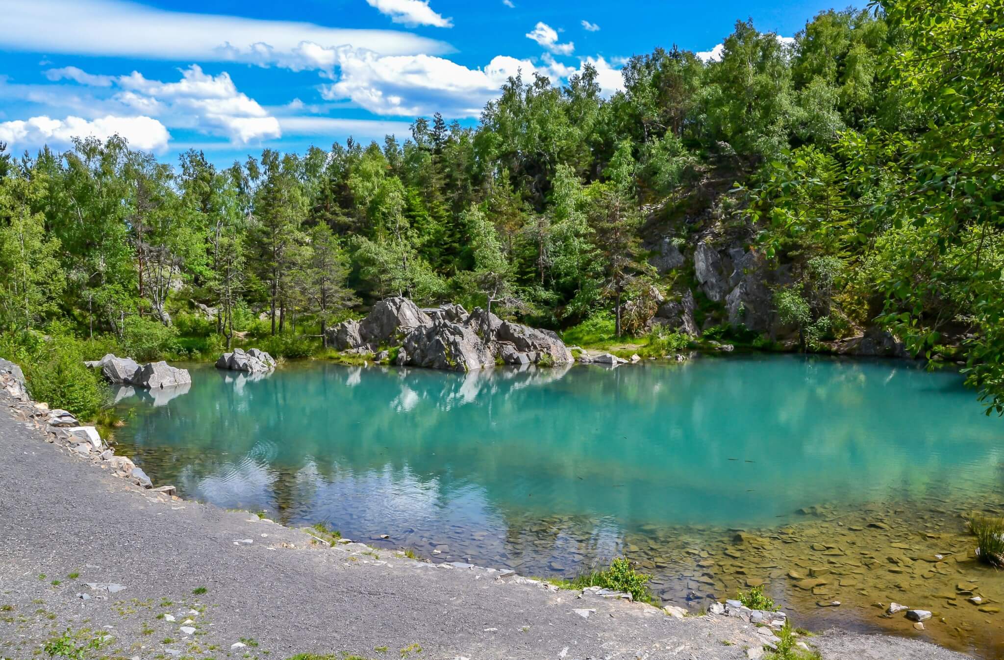 Profitez des couleurs et de la nature autour de ce petit coin calme du Lac Bleu ©Partir Ici