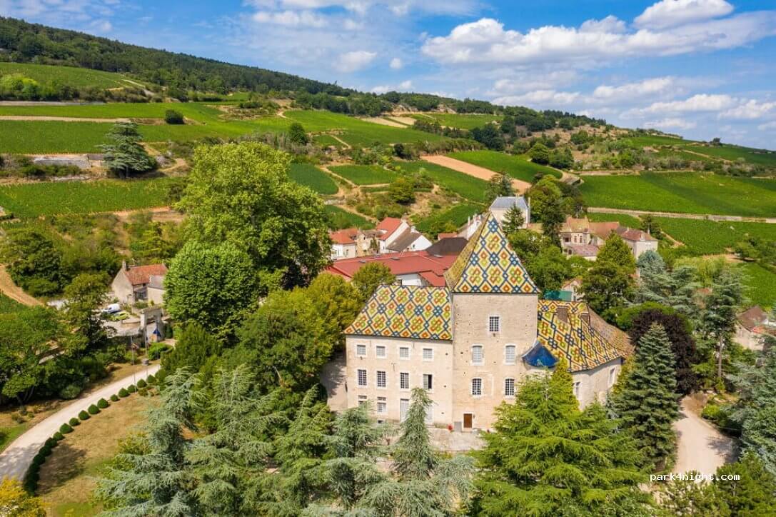 Santenay et le château Philippe le Hardi, lieu de production de grand vin ©Park4Night