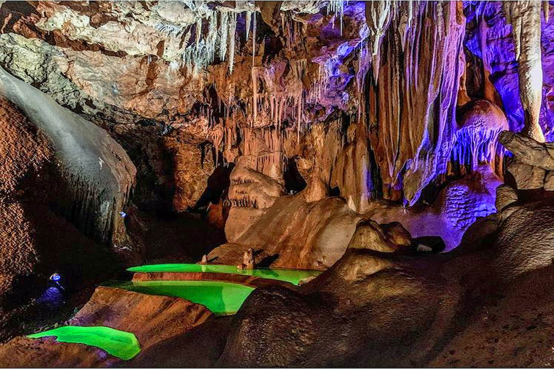 La Grotte de Baume donnant lieu à un spectacle très spécial avec des couleurs incroyables ©Grottes de France