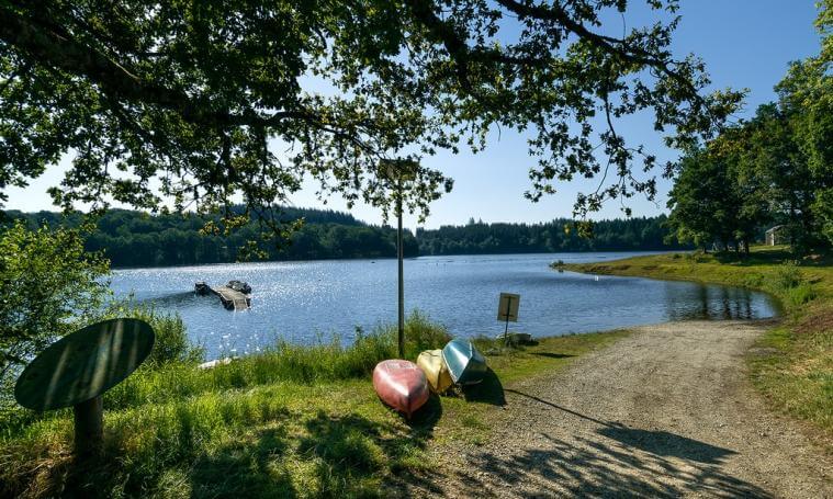 Venez profiter d'un coin d'eau riche en biodiversité et en activités, au lac de Viam ©Tourisme Corrèze