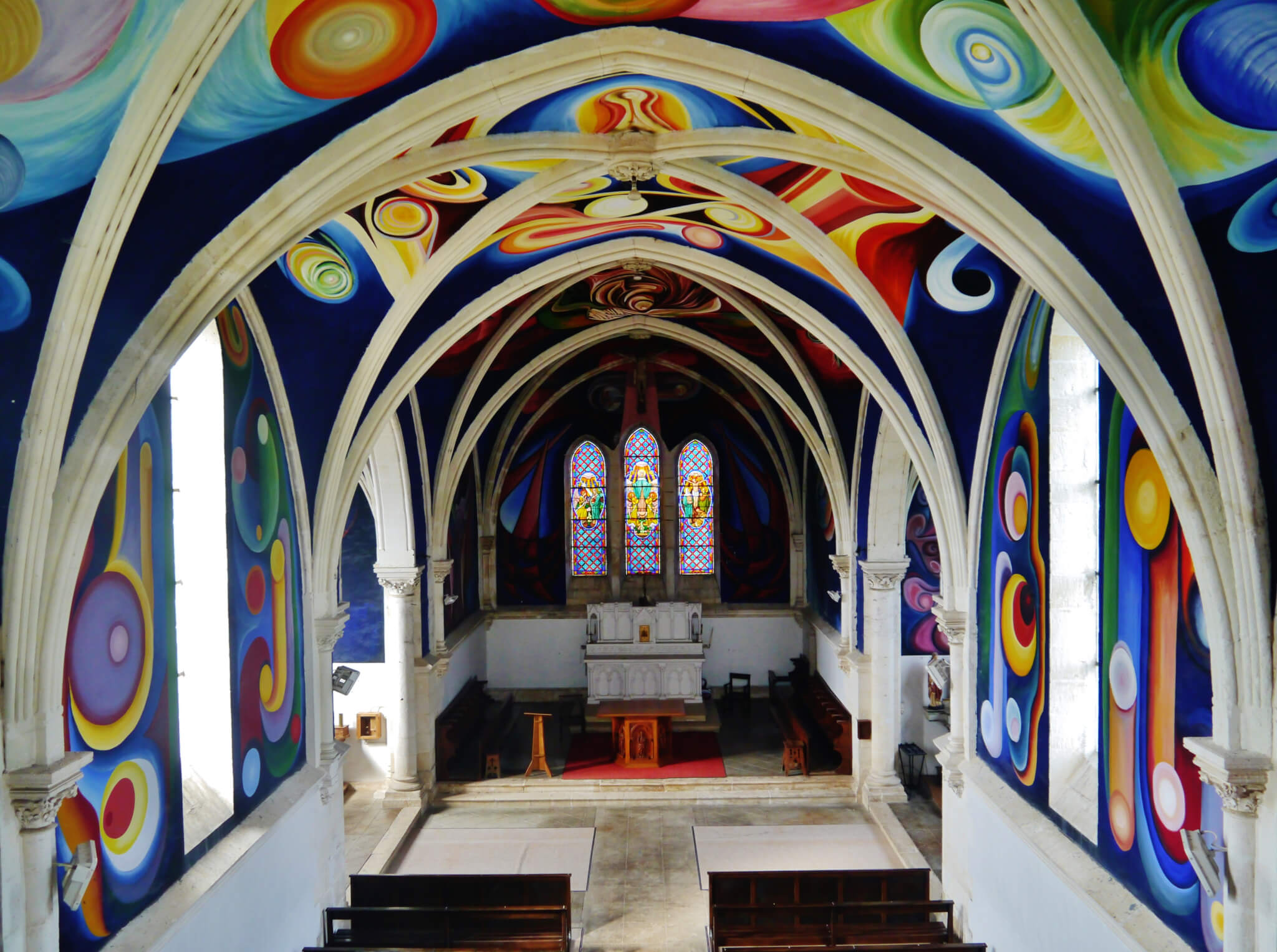 Découvrez l'intérieur très spécial de l'Église Notre-Dame de Le Menoux ©Wikimedia Commons
