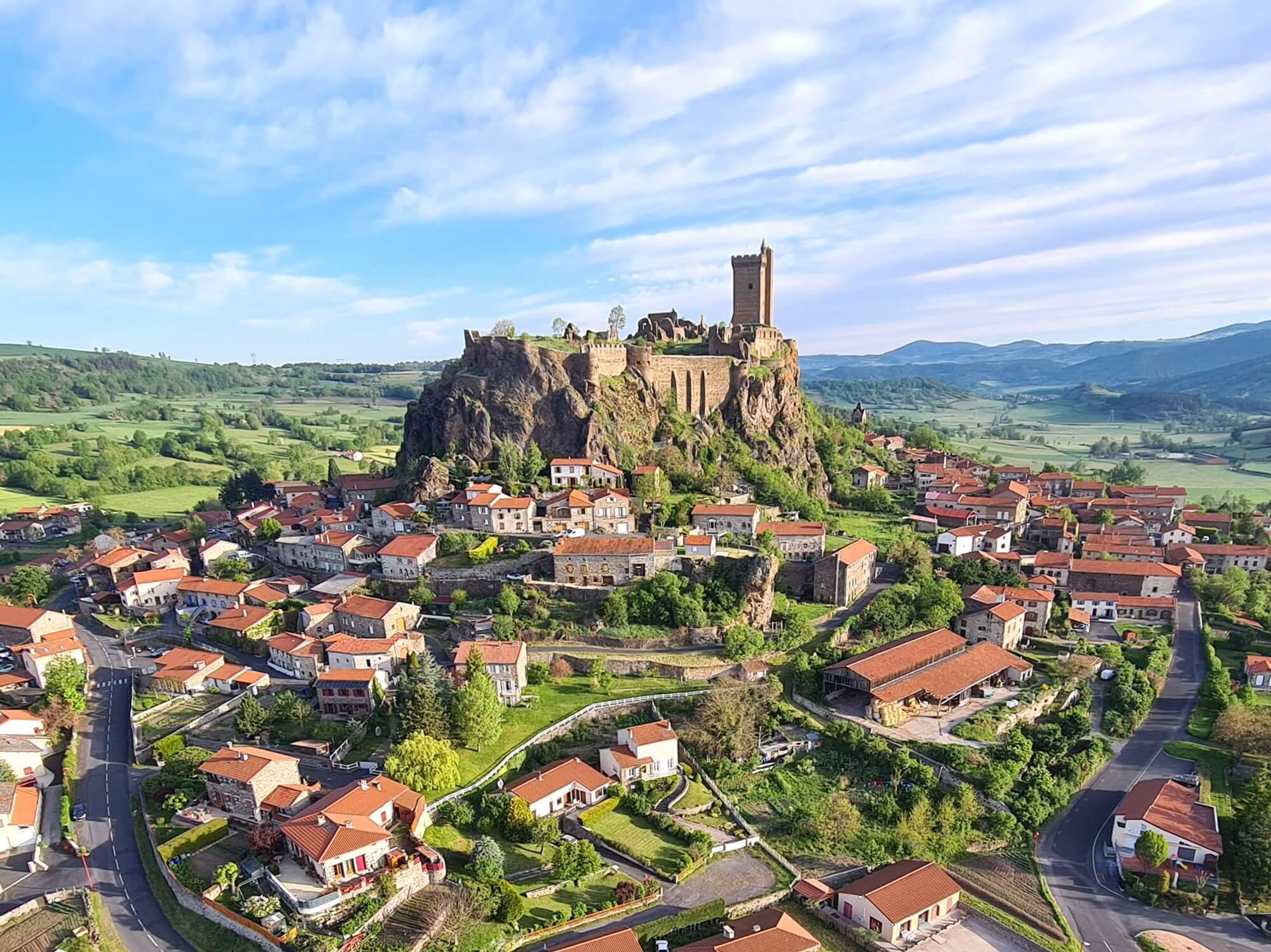 La Forteresse de Polignac qui domine la ville et lui donne un paysage fabuleux ©Les Plus Beaux Villages de France
