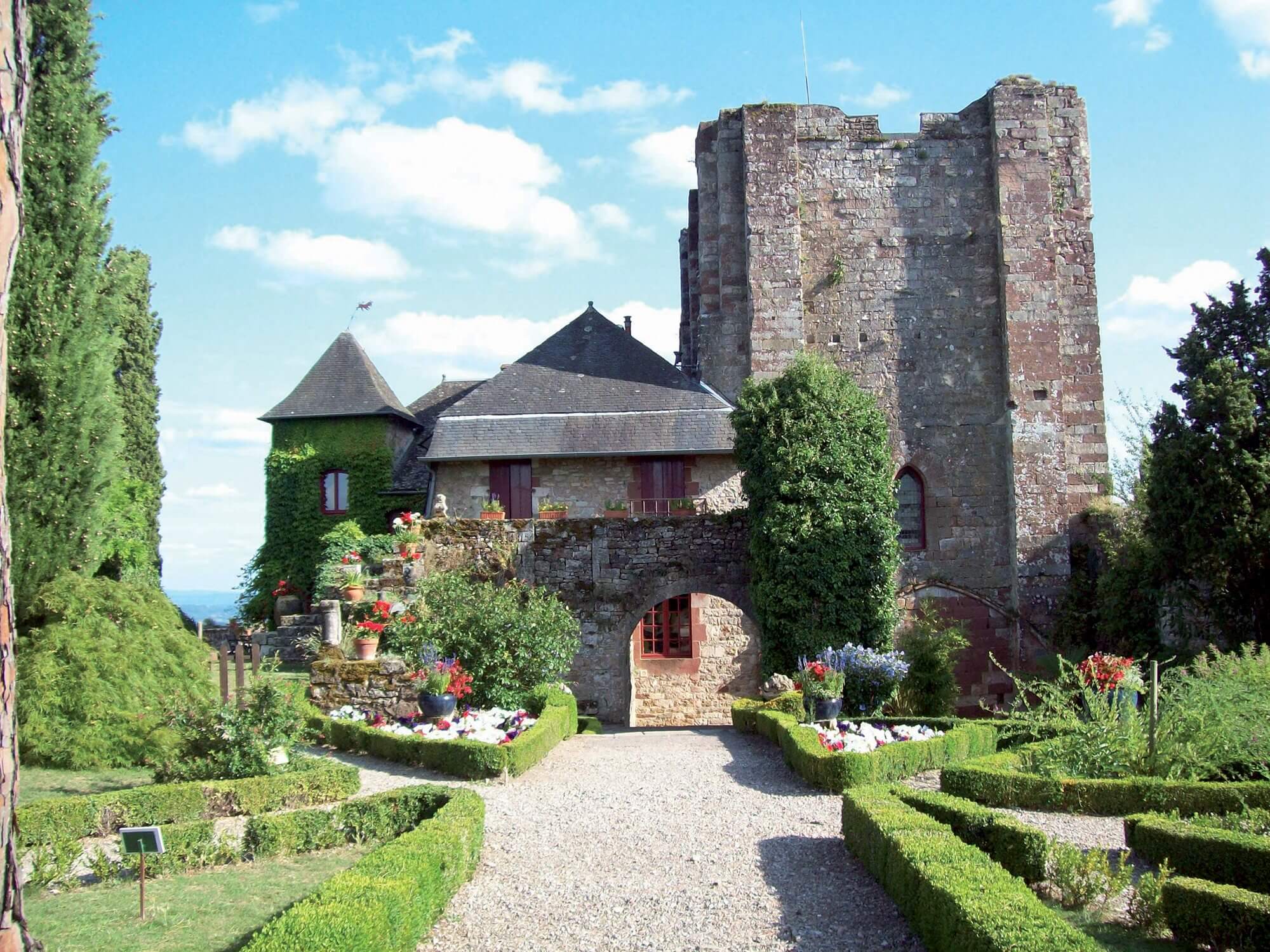 Entrez dans les jardins du château de Turenne, niché entre les remparts ©France Week-end