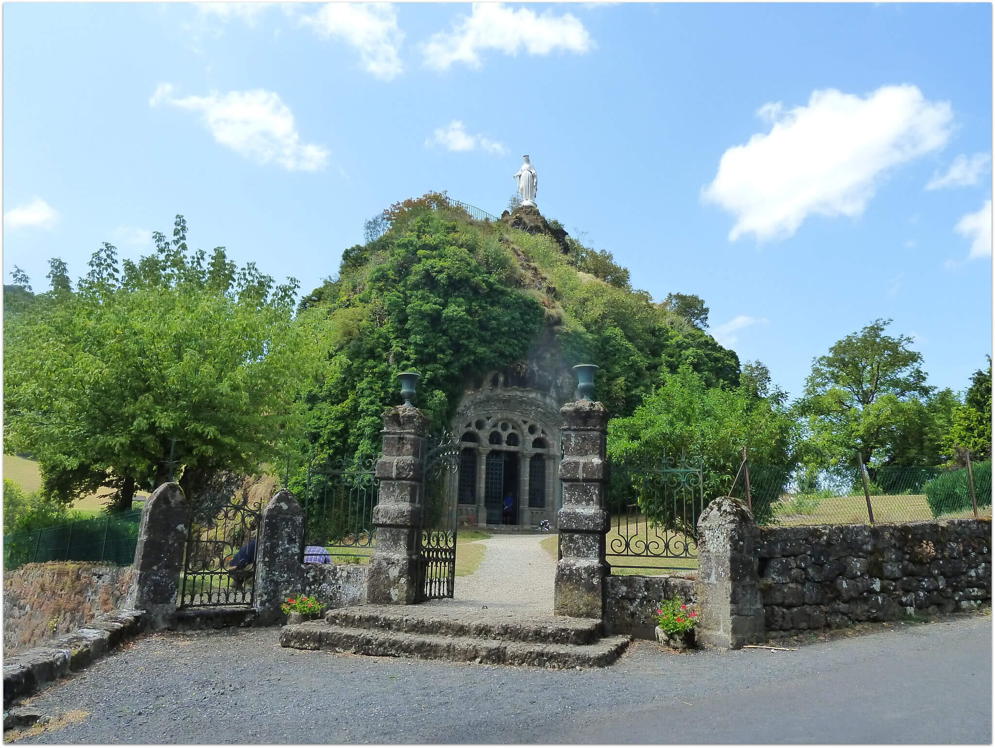 Venez voir l'intriguante Chapelle Monolithe Saint-Michel à Fontanges ©La Maraîchine Normande