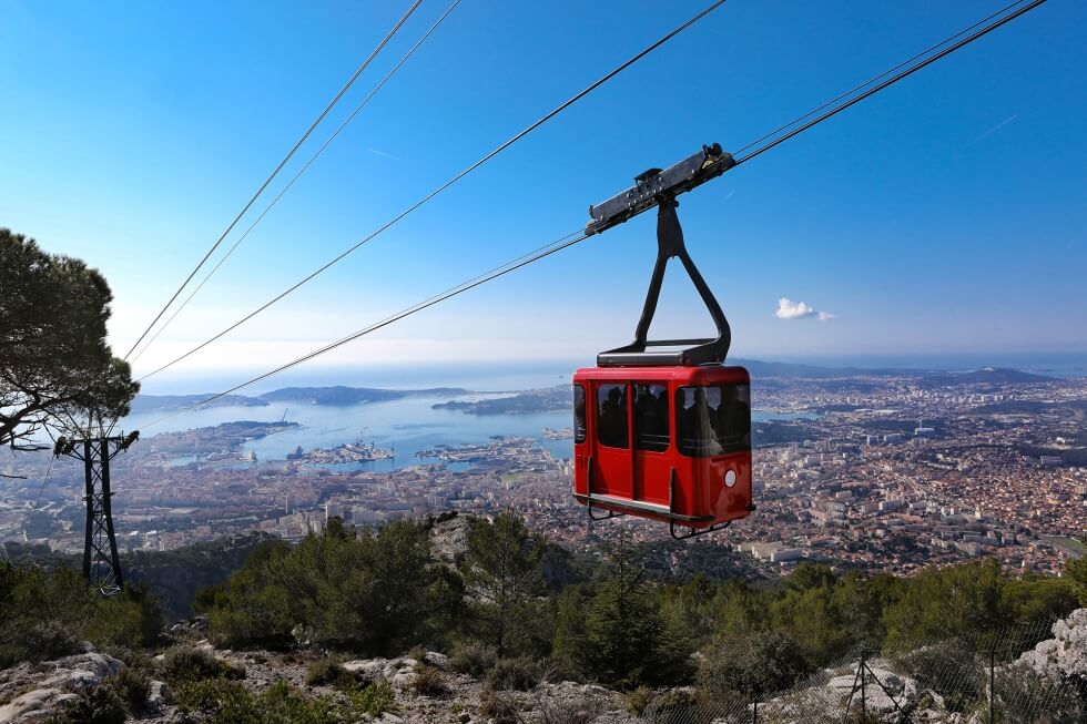 Prenez le téléphérique et profitez des beaux paysages dans les hauteurs de Toulon ©Métropole Toulon Provence Méditerranée