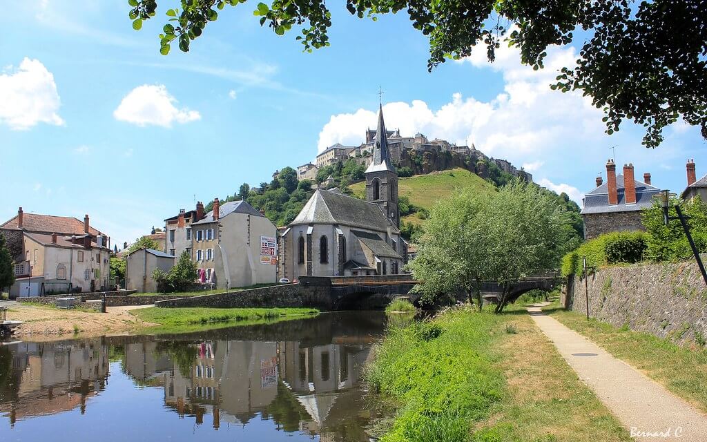 Saint-Flour, avec son Église Sainte-Christine et traversé par Le Travers ©Flickr