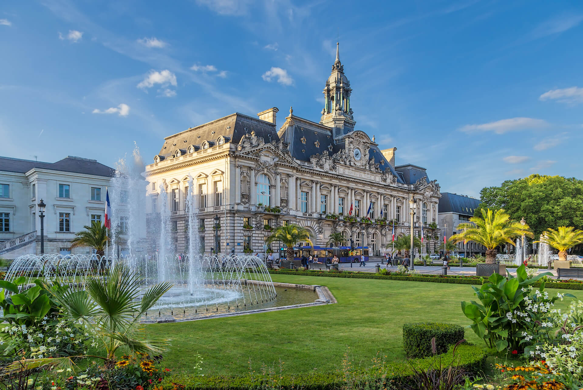 Visitez Tours et faites un tour vers l'Hôtel de Ville avec son square ©Winalist