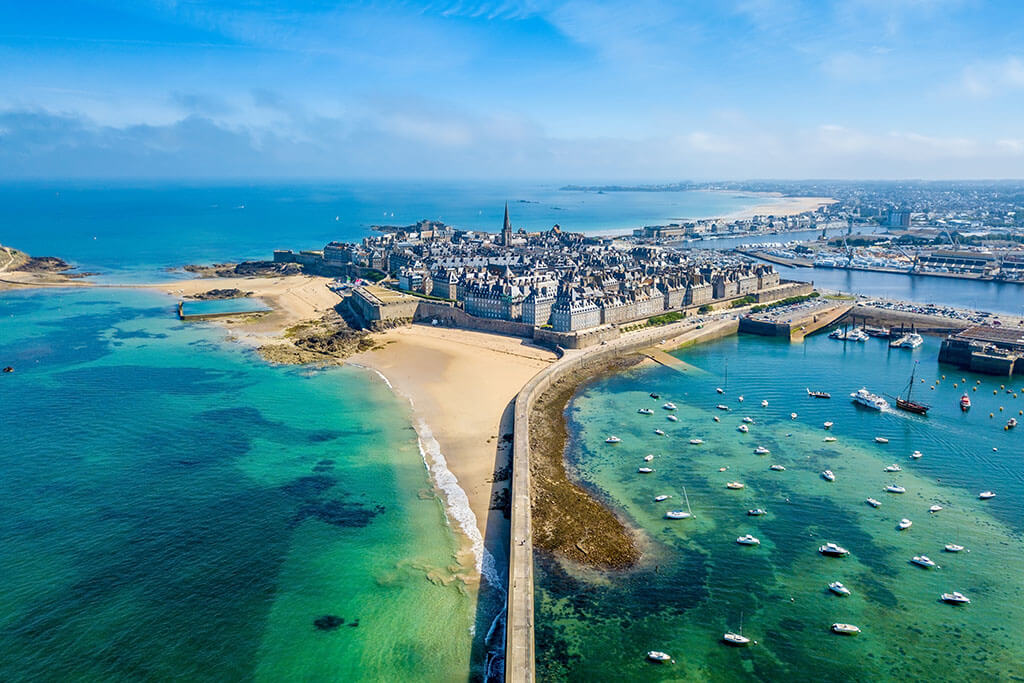 Offrez-vous des vacances en Bretagne et profitez d'une escapade en mer pour admirer Saint-Malo ©Little Weekends