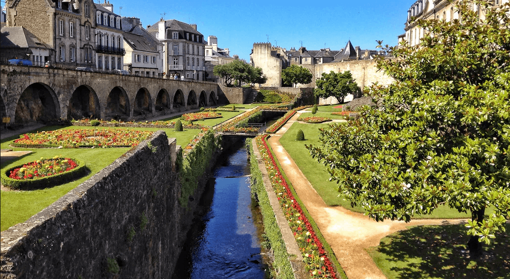 Promenez-vous dans les zones fleuris dans la ville de Vannes en Bretagne ©Expedia