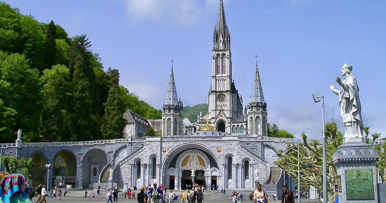 Découvrez le célèbre et incroyable Sanctuaire Notre-Dame de Lourdes ©Kauko Helavuo