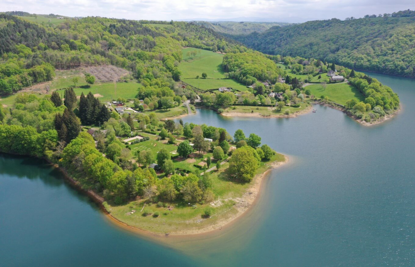 Découvrez le lac de Longayroux avec ses activités nautiques ©Pays de Salers