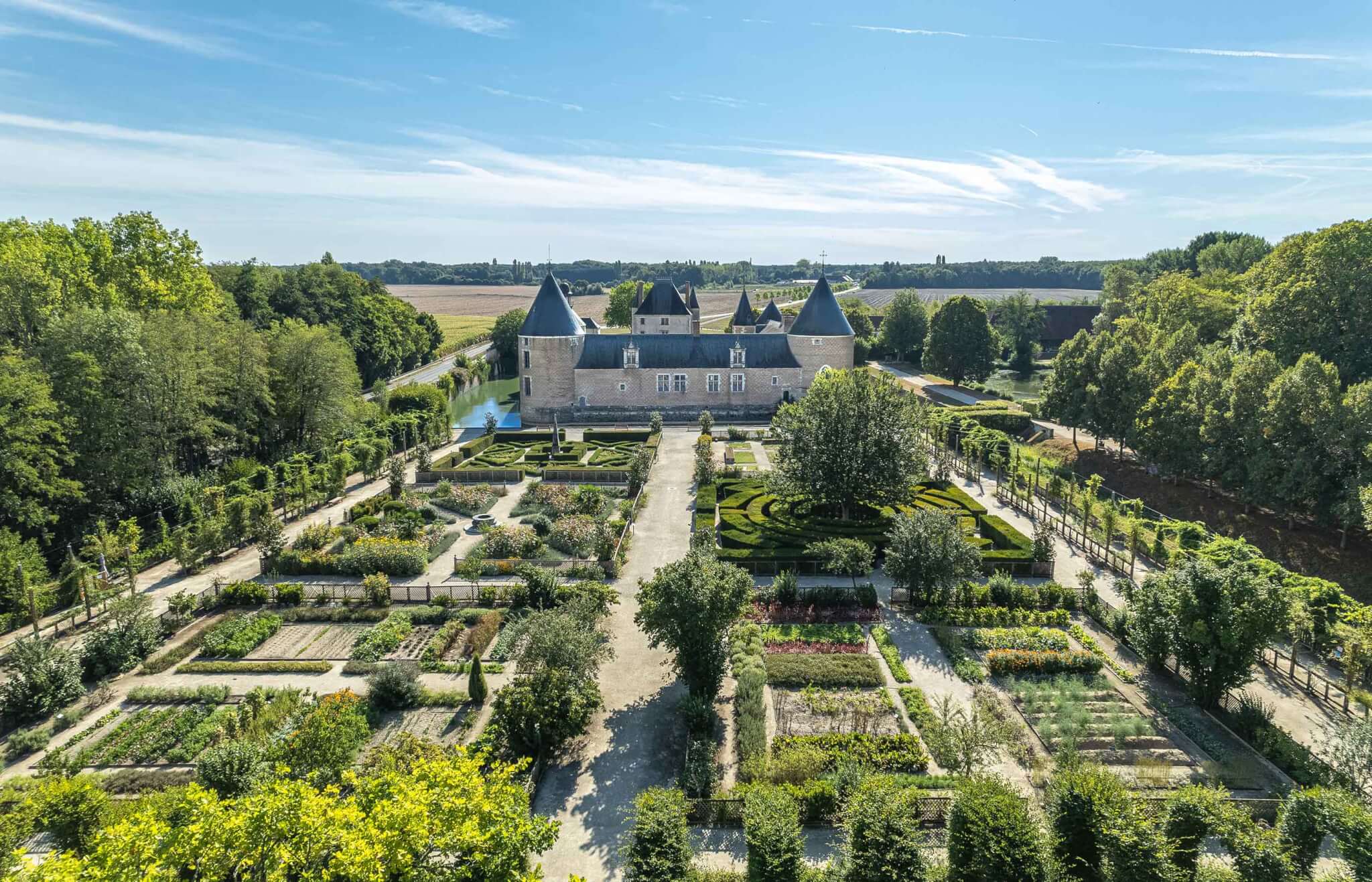 Venez vous pavaner dans les jardins du château de Chamerolles dans le Loiret ©Château de Chamerolles