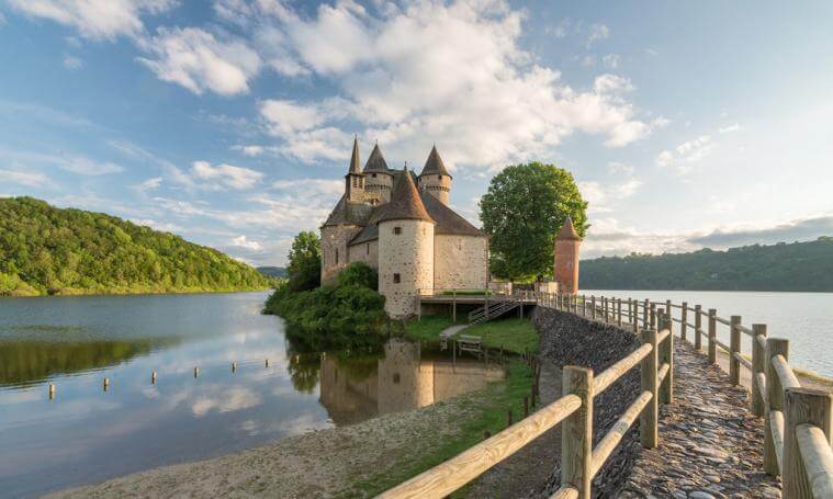 Le château de Val, du XIIIe siècle, un des plus beau château du Cantal ©Tourisme Corrèze