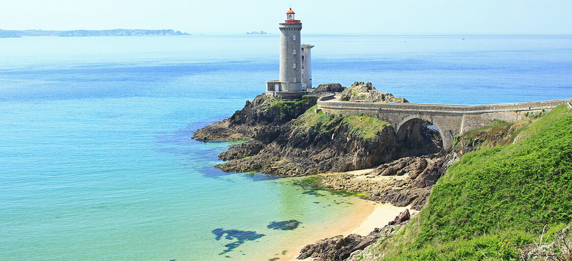 Découvrez le phare du Petit Minou à Brest en bord de mer ©Aegean Airlines