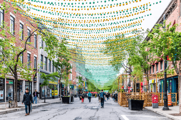 La mythique rue Sainte-Catherine à Montréal © Istock