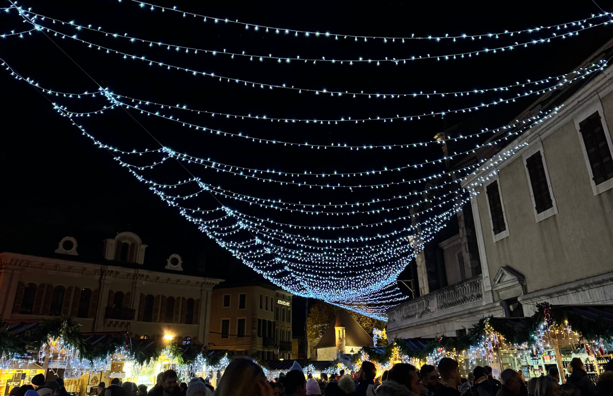 Illuminations et chalets du marché de Noël d'Annecy © Lila BUCHAILLE