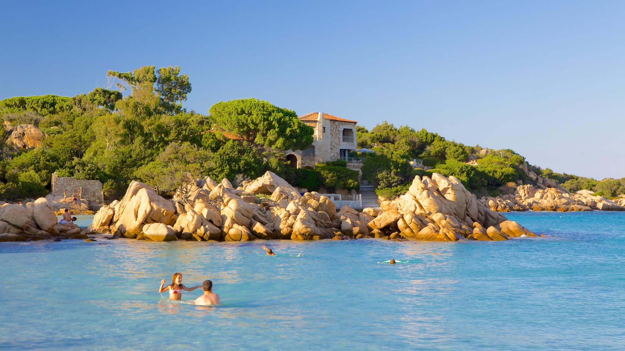 Plage ensoleillée de la Costa Smeralda © Expedia