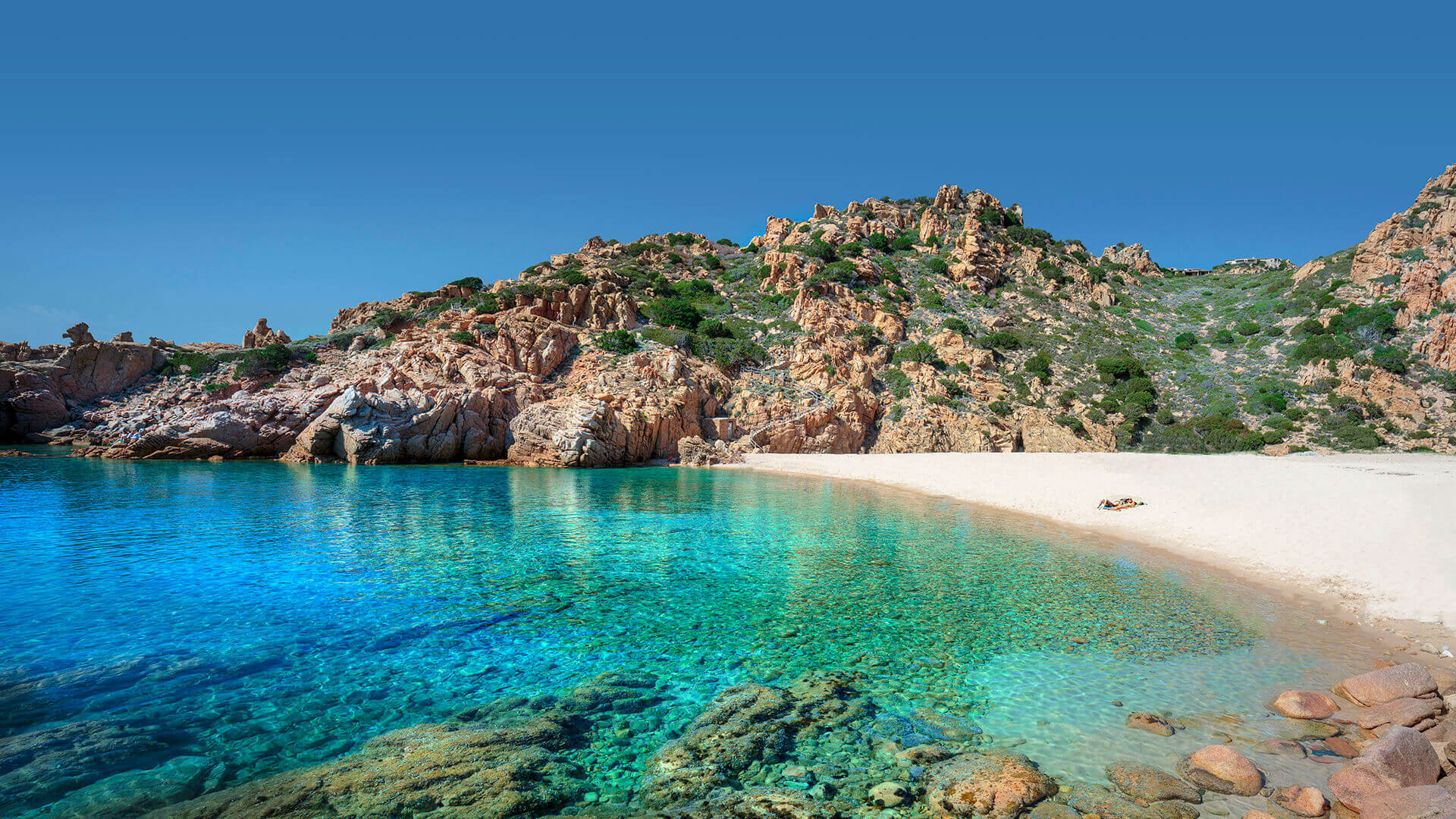 Vue de la magnifique plage de la région de la Gallura en Sardaigne © Hotel Sardaigne