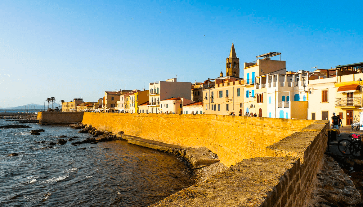 Village de Alghero en Sardaigne © Carnets Voyages 