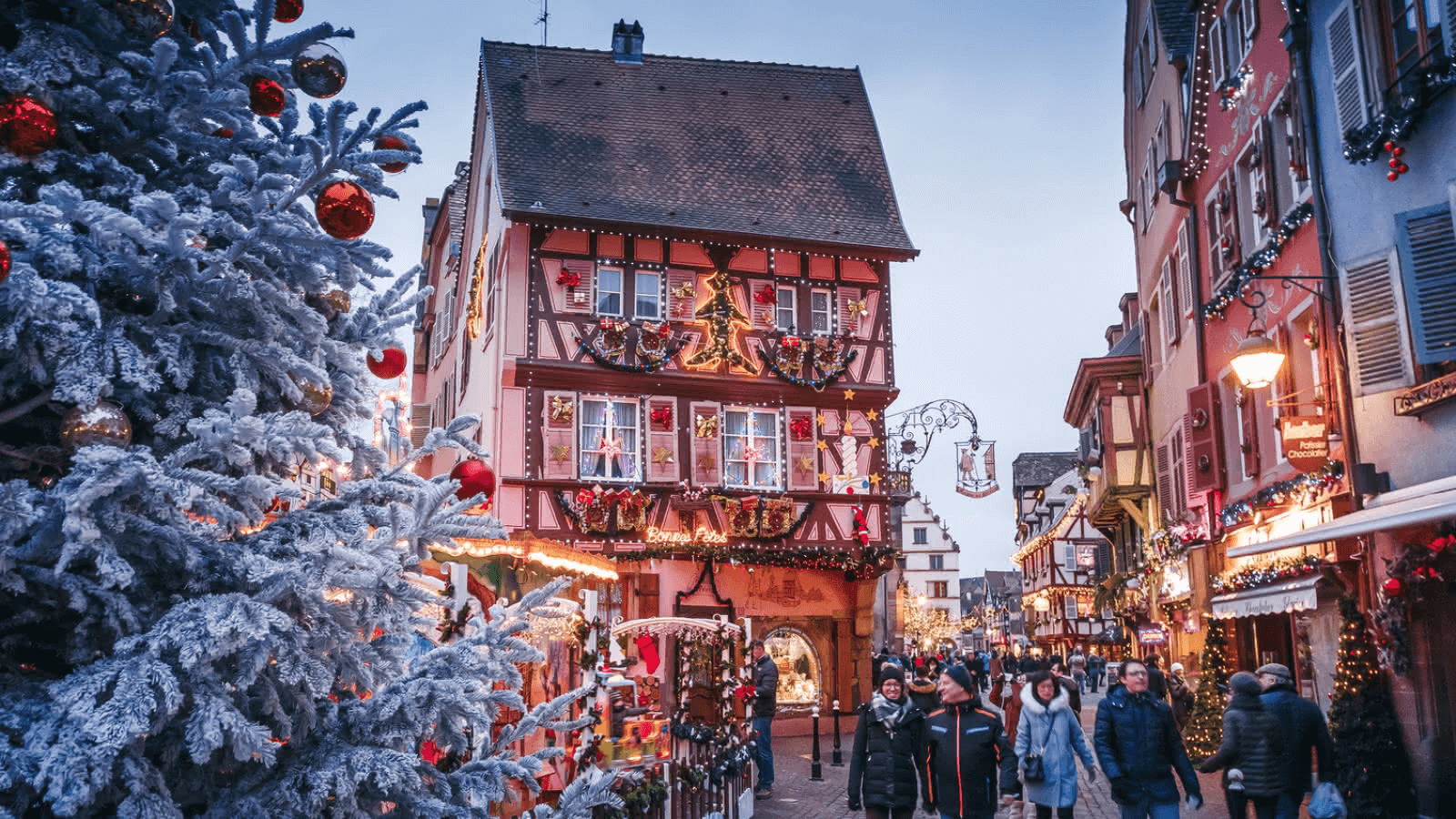 Vue sur les rues décorées pendant le Marché de Noël à Colmar © Noël Alsace   