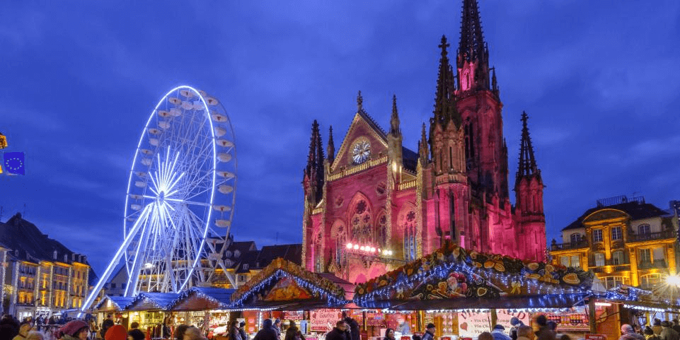 La grande roue et l'Eglise Saint-Étienne pendant le Marché de Noël à Mulhouse © SNCF Connect