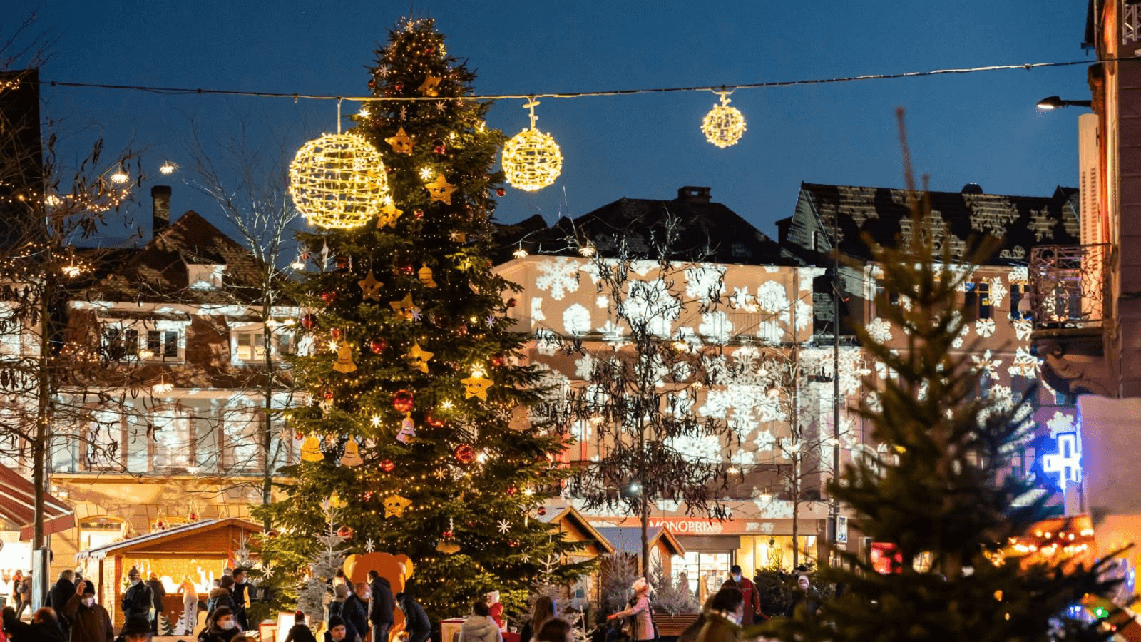 Les sapins et les chalets lors du marché de Noël de Haguenau © Visiter Alsace