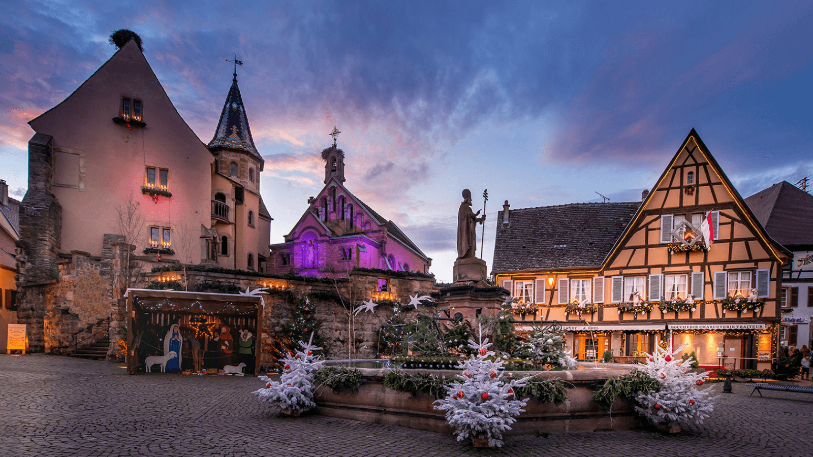 Vue sur la fontaine Saint-Léon pendant la période de Noël à Eguisheim © Noël en Alsace