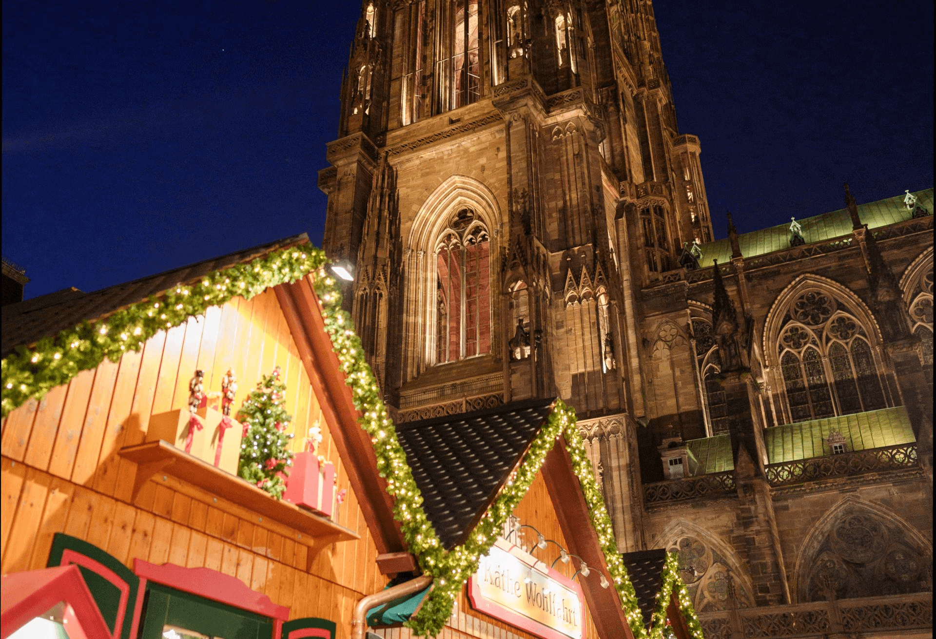 La Place de la Cathédrale Notre-Dame de Strasbourg pendant le Marché de Noël © Strasbourg.eu