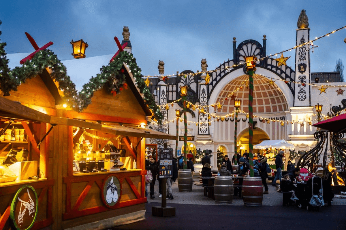 Vue sur la décorations d'un marché de Noël dans L'Oise © Chantilly Senlis Tourisme