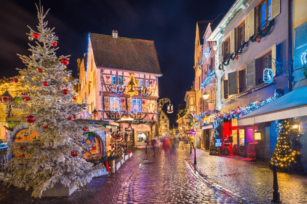 Les rues féériques du Marché de Noël à Colmar en Alsace © Adobe Stock