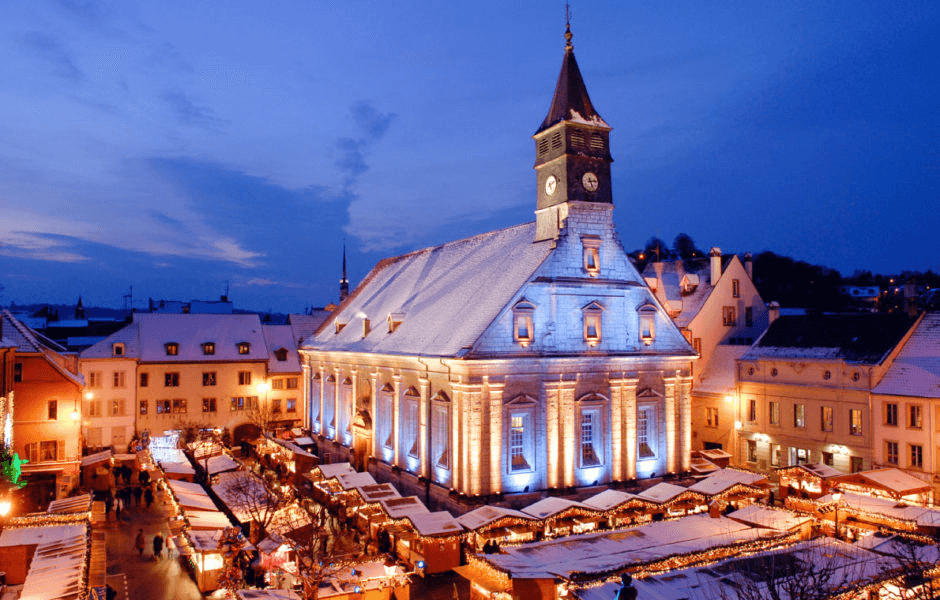 Vue sur le marché de Noël de Montbéliard, l'un des plus beaux d'Europe © maCommune.info 