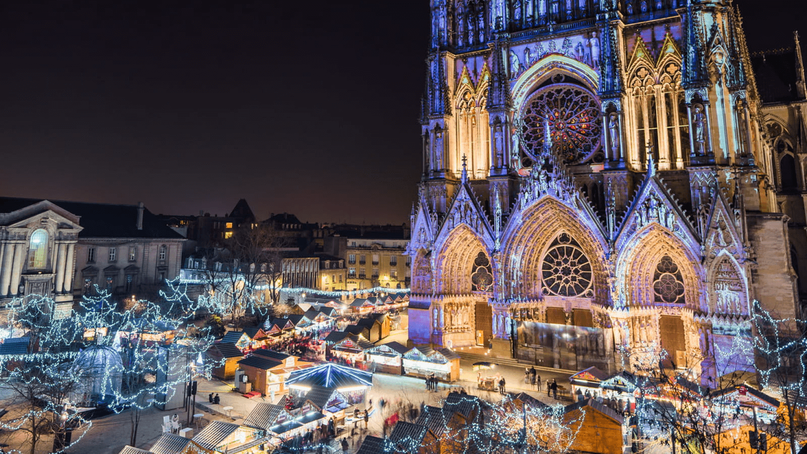 La Cathédrale de Reims et le marché de Noël illuminés pour les fêtes © Explore Grand Est