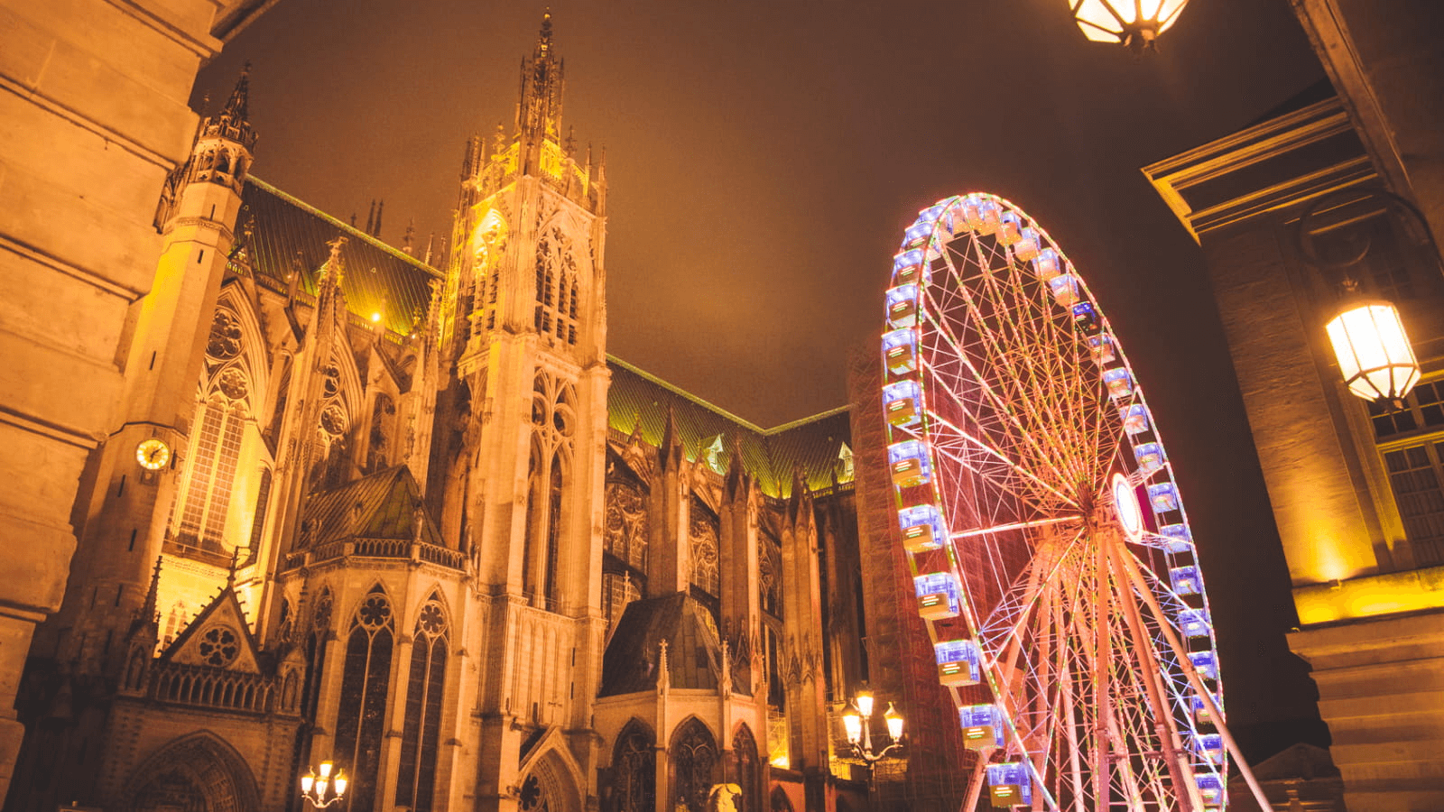 La Cathédrale de Reims et la grande roue pendant le Marché de Noël © Explore Grand Est