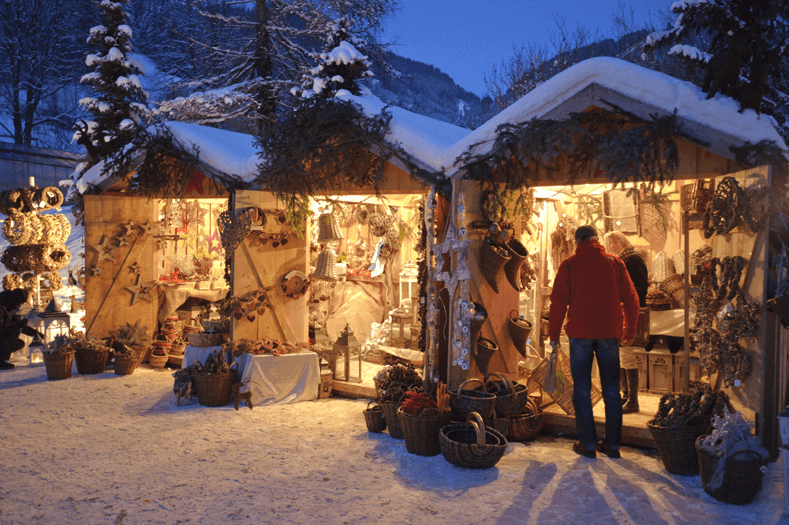 Les chalets du marché de Noël d'Annecy enneigés © Voyages GIRARDOT