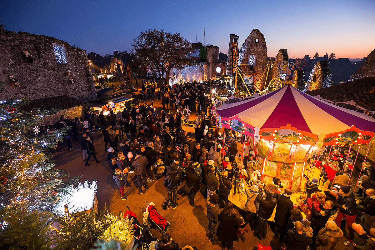 Marché de Noël de Tiffauges entre les ruines du château ©  Conseil départementale de la Vendée 