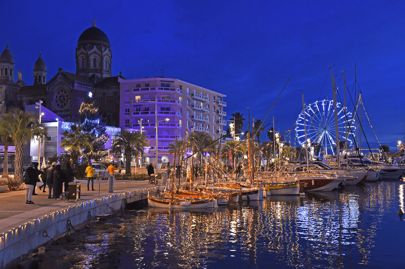 Le Vieux Port de Saint Raphaël décoré pour noël © Ville de Saint-Raphaël 