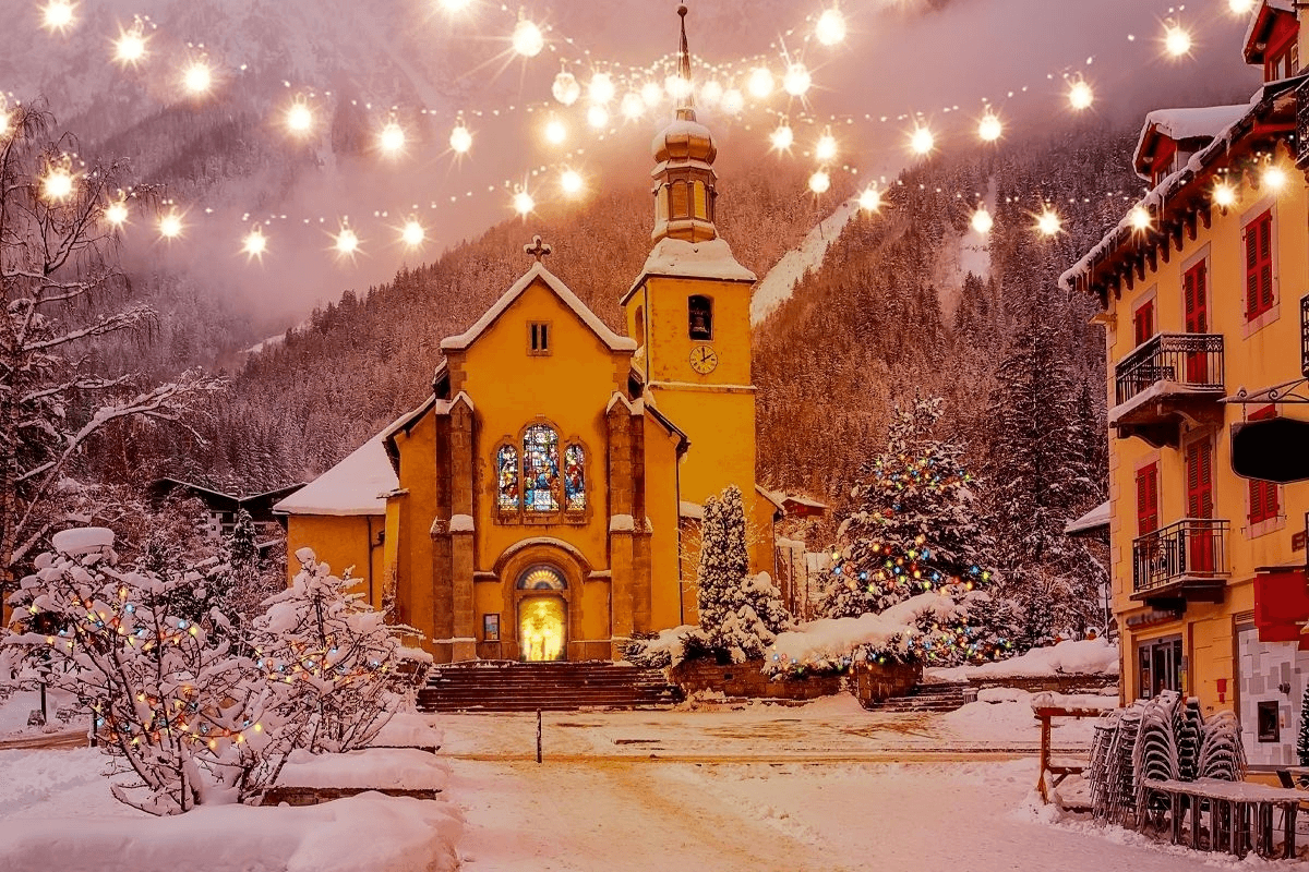 Vue sur l'église Saint Michel à Chamonix pendant les fêtes © happyrentals