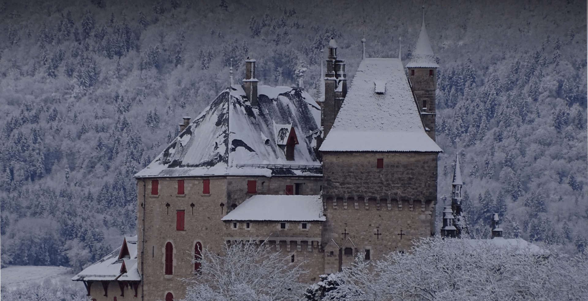 Vue sur le château de Menthon et ses alentours enneigé © Château de Menthon