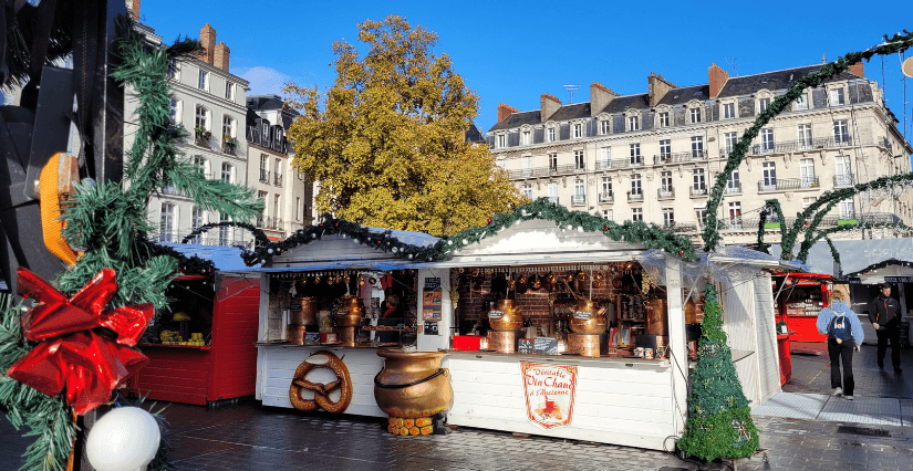 Vue sur les chalets du marché de Noël de Nantes © Kidiklik