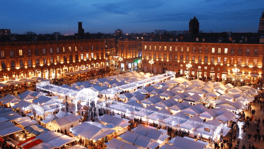 Vue de haut du marché de Noël de Toulouse en Haute-Garonne © DR