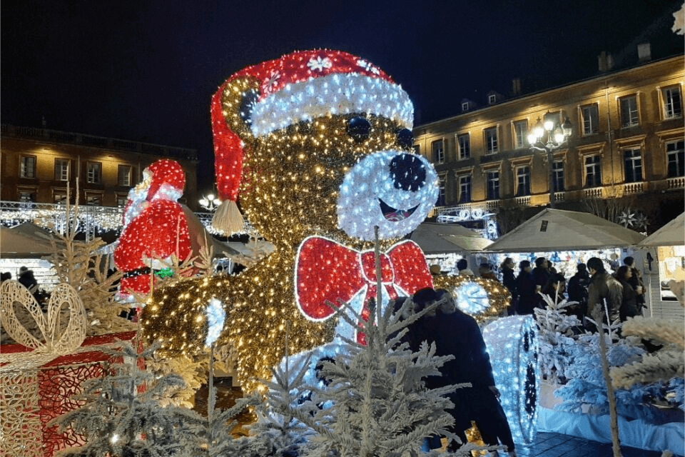 Les structures de lumières au marché de Noël de Toulouse © Lucie Fraisse/Actu Toulouse