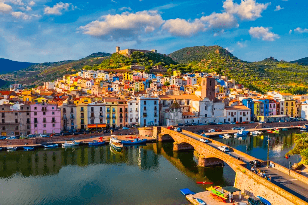 Ville de Bosa et ses maisons colorées en Sardaigne © Sardaigne Tourisme