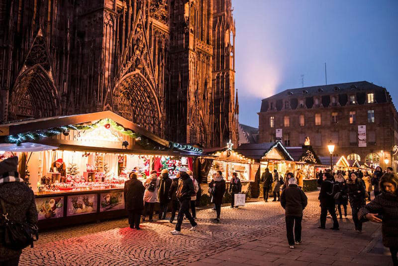 Parvis de la Cathédrale de Strasbourg pendant le marché de Noël © Marin d'Eau Douce