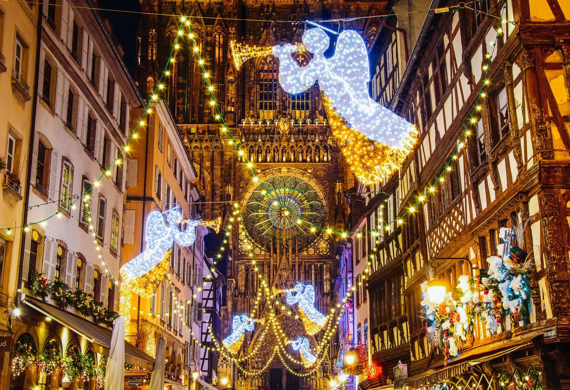 Place de la Cathédrale à Strasbourg pendant le marché de Noël © Mademoiselle Voyage