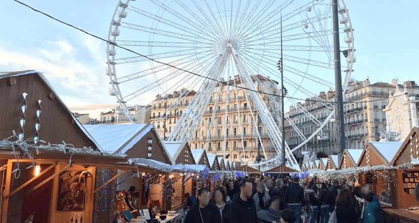 La grande roue et les chalets du marché de Noël de Marseille © Frequence-sud